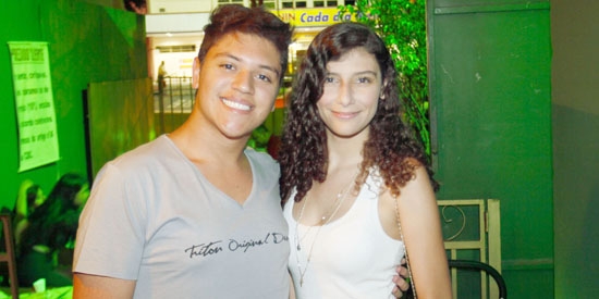 Lucas Gomes e Ana Luiza Rosa em barzinho da cidade na semana passada